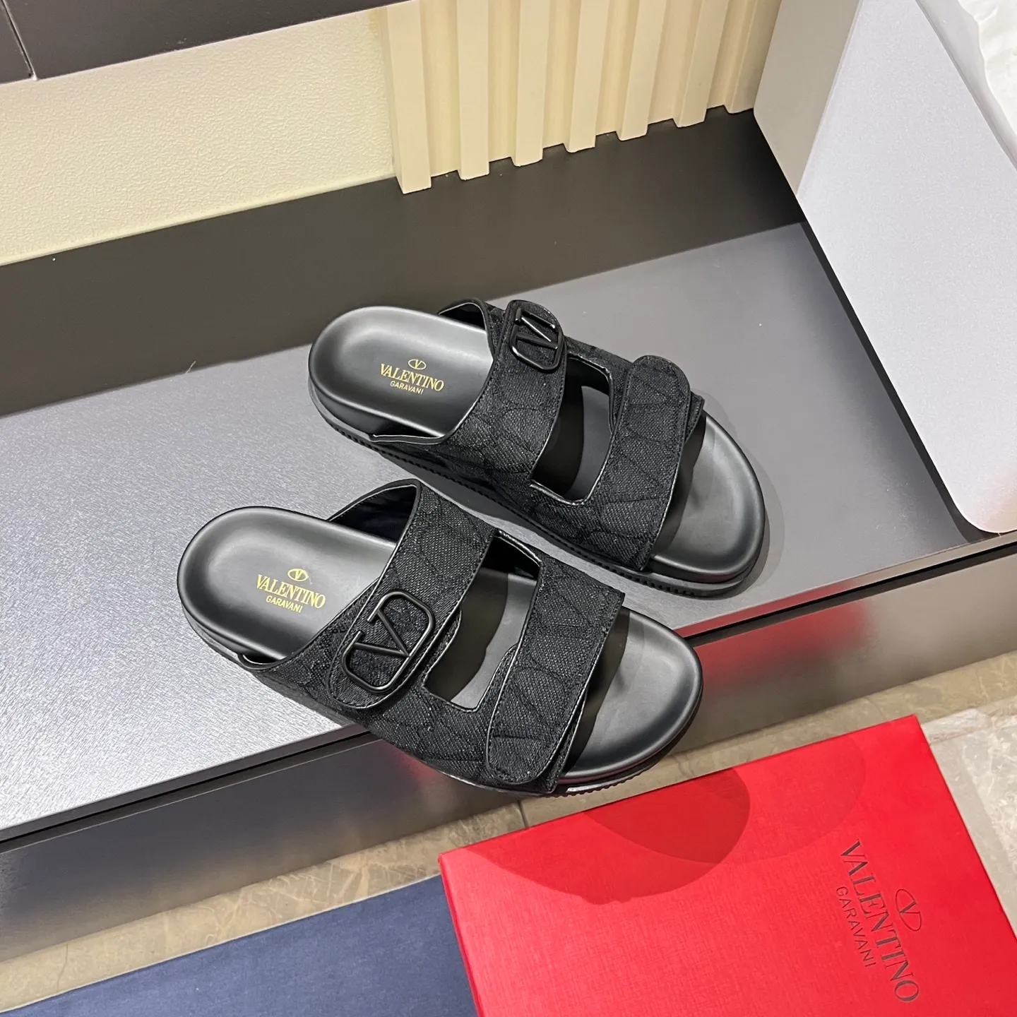 p300《VALENTINO》Warren Men🧍‍♂️Spring and Summer New Style. Cowhide logo flat slippers, elegant sandals, the same style worn by celebrities, original molding, imported calfskin. Rubber outsole. Soft and durable, full set of counter packaging, 38-44!